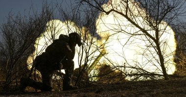 Ukrainian soldiers fire a D-30 howitzer toward Russian troops on a front line, in Zaporizhzhia region, Ukraine, March 7, 2025. (Reuters Photo)