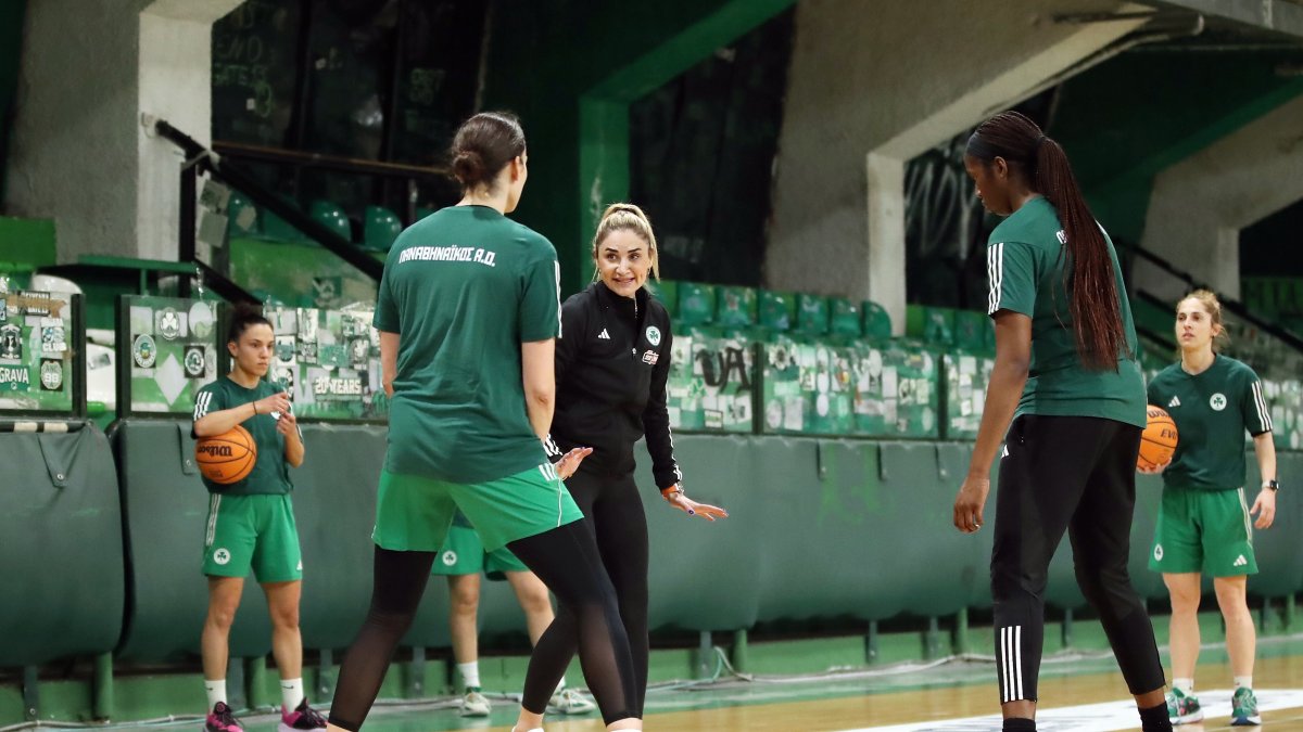 Panathinaikos women&#039;s basketball team coach Selen Erdem (C) gives instruction to her players, Athens, Greece, March 10, 2025. (DHA Photo)