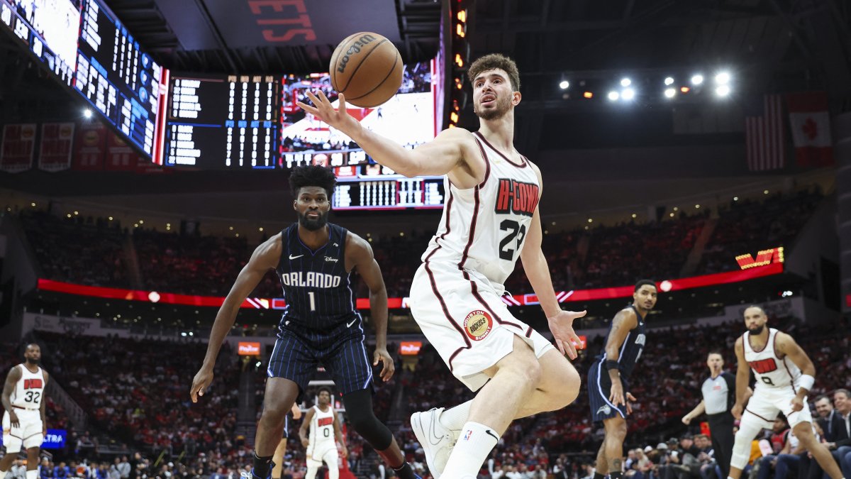 Houston Rockets&#039; Alperen Şengün (C) in action as Orlando Magic&#039;s Jonathan Isaac defends during the second quarter at Toyota Center, Houston, U.S., March 10, 2025. (Reuters Photo)