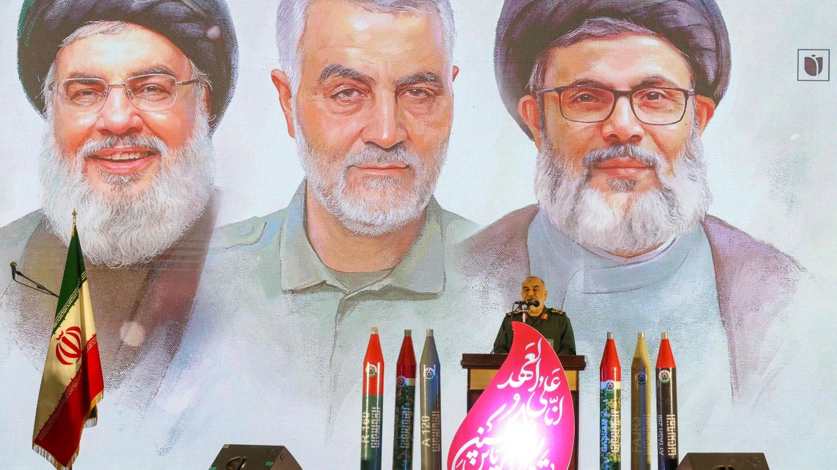 Iran&#039;s Revolutionary Guard Corps Commander-in-Chief Major General Hossein Salami speaks during a memorial service beneath portraits of slain Hezbollah leader Hassan Nasrallah (L), Iranian Gen. Qassem Soleimani (C) and Nasrallah&#039;s successor Hashem Safieddine at Tehran&#039;s Grand Mosque, Tehran, Iran, Feb. 23, 2025. (AFP Photo)