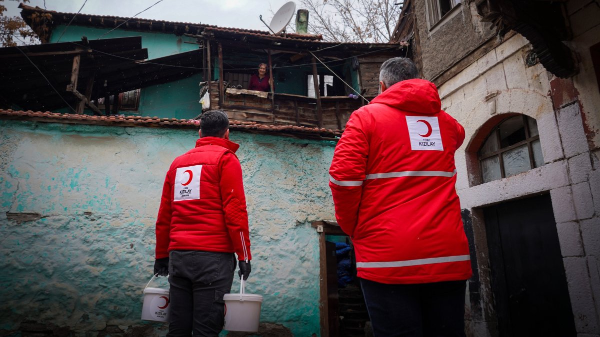 Turkish Red Crescent (Kızılay) volunteers provided humanitarian aid to a local resident during Ramadan, Damascus, Syria, March 11, 2025. (AA Photo)