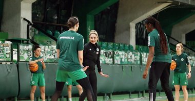 Panathinaikos women's basketball team coach Selen Erdem (C) gives instruction to her players, Athens, Greece, March 10, 2025. (DHA Photo)