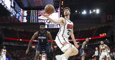 Houston Rockets&#039; Alperen Şengün (C) in action as Orlando Magic&#039;s Jonathan Isaac defends during the second quarter at Toyota Center, Houston, U.S., March 10, 2025. (Reuters Photo)