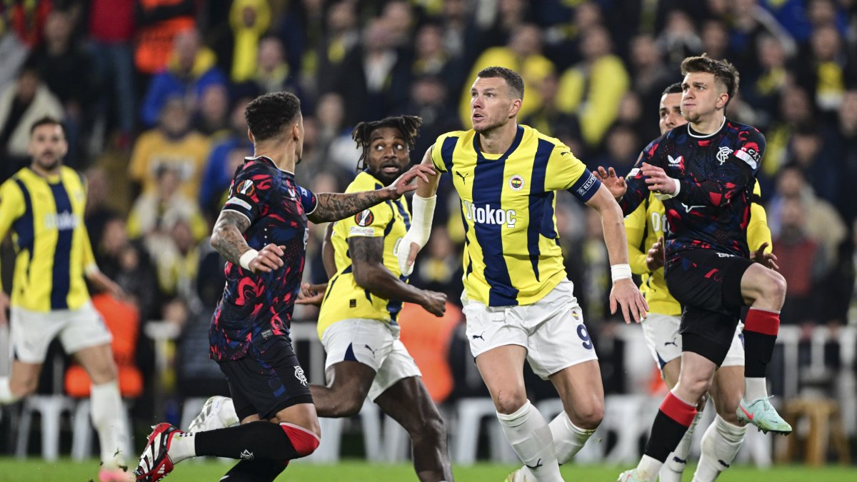 Fenerbahçe&#039;s Edin Dzeko (C) in action during the UEFA Europa League last 16 first leg match against Rangers at the Ülker Stadium, Istanbul, Türkiye, March 6, 2025. (AA Photo)