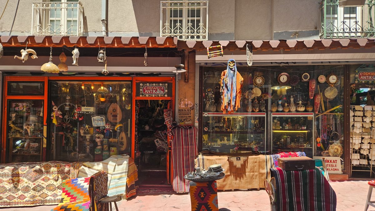 Vintage and antique shops in Cihangir, Istanbul, Türkiye, July 10, 2024. (Shutterstock Photo)