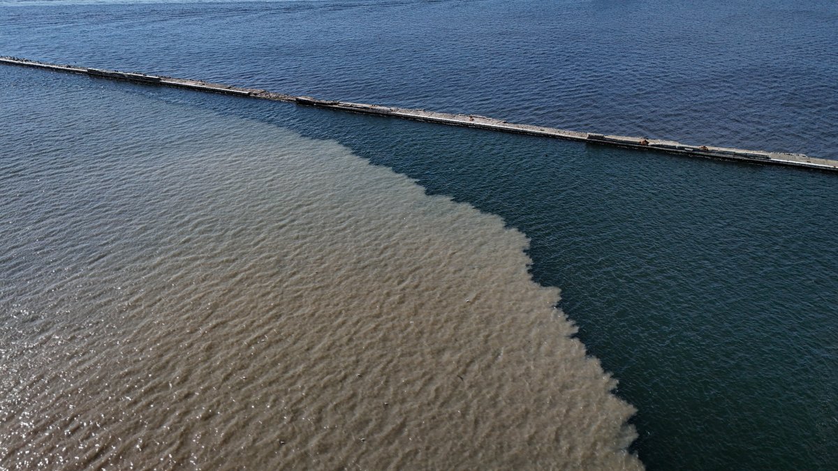 An aerial view of polluted seawater, Izmir, western Türkiye, March 11, 2025. (AA Photo)