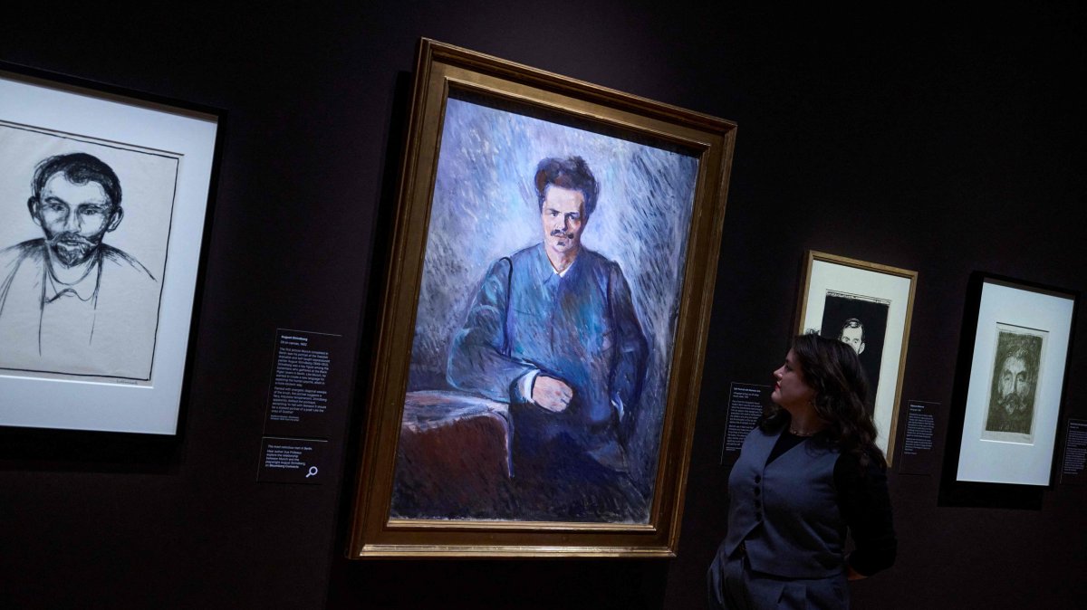 A gallerist poses with &quot;August Stindberg&quot; (1892) by Norwegian painter Edvard Munch during the press photocall for the exhibition &quot;Edvard Munch Portraits&quot; at the National Portrait Gallery, London, U.K., March 12, 2025. (AFP Photo)