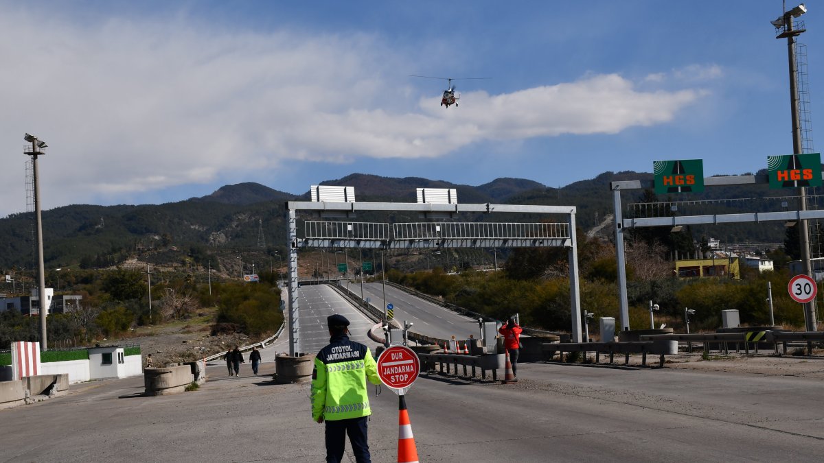 Gendarmerie teams conduct traffic inspections with gyroplane support at highway gates, Hatay, Türkiye, March 12, 2025. (AA Photo)