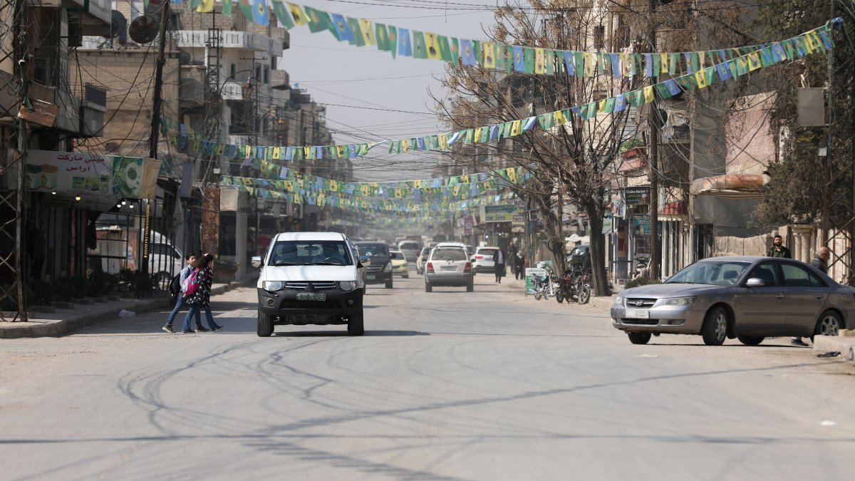 People cross a street, after the SDF signed a deal agreeing to integrate into Syria&#039;s new state institutions, Qamishli, Syria, March 11, 2025. (Reuters Photo)