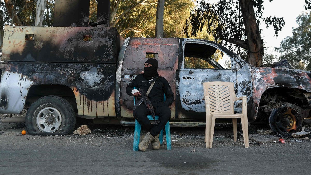A member of the security forces loyal to the interim Syrian government guards a checkpoint previously held by supporters of deposed president Bashar Assad, in the town of Hmeimim, in the coastal province of Latakia, Syria, March 11, 2025. (AFP Photo)