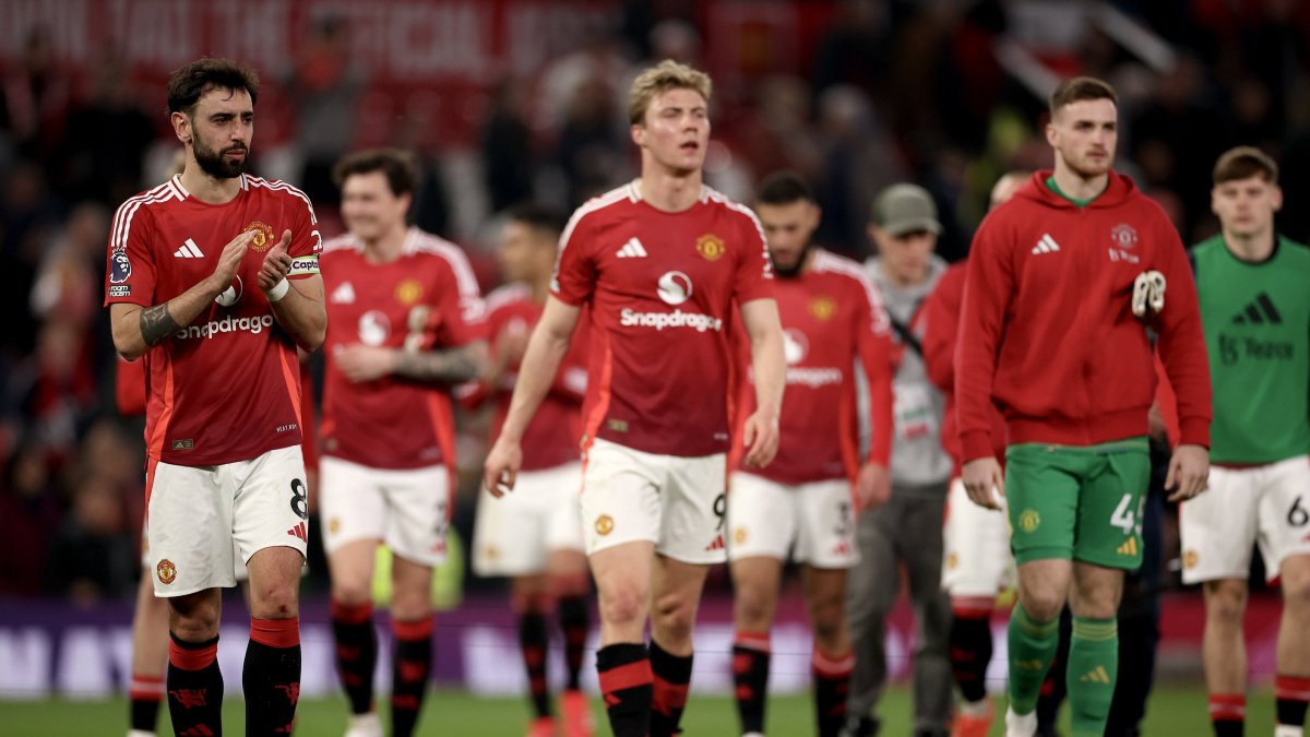 Bruno Fernandes (L) and teammates of Manchester United walk on the pitch after the English Premier League match between Manchester United and Arsenal FC, Manchester, U.K., March 9, 2025. (EPA Photo)