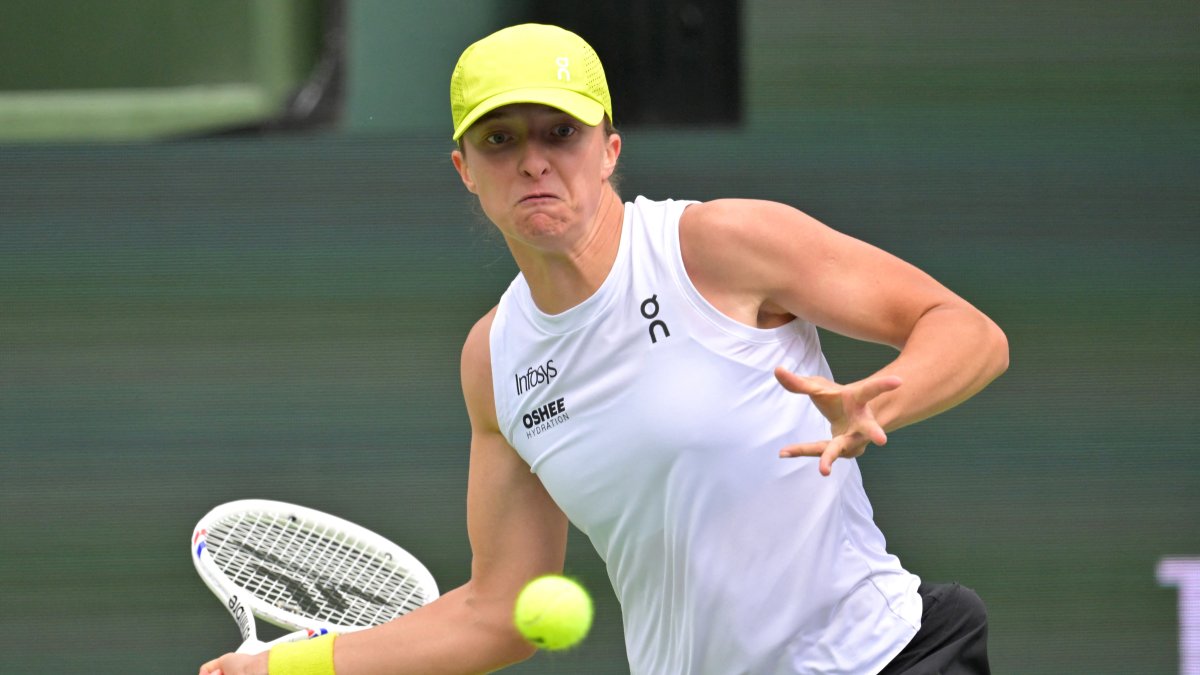 Poland&#039;s Iga Swiatek hits a shot as she defeated Karolina Muchova during her fourth-round match in the BNP Paribas Open at Indian Well Tennis Garden, Indian Wells, U.S., March 11, 2025. (Reuters Photo)