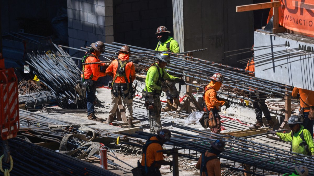 Workers install steel rods at a construction site in Miami, Florida, U.S., March 11, 2025. (Reuters Photo)