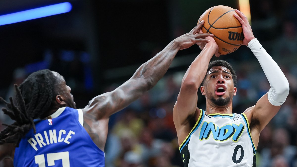 Indiana Pacers&#039; Tyrese Haliburton shoots against Milwaukee Bucks&#039; Taurean Prince during the second half at Gainbridge Fieldhouse, Indianapolis, U.S., March 11, 2025. (AFP Photo)