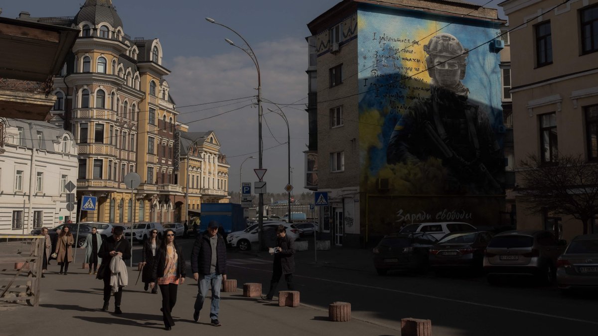 Pedestrians walk past a military mural in the Podil neighborhood in Kyiv, Ukraine, March 11, 2025. (AFP Photo)
