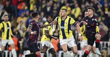 Fenerbahçe&#039;s Edin Dzeko (C) in action during the UEFA Europa League last 16 first leg match against Rangers at the Ülker Stadium, Istanbul, Türkiye, March 6, 2025. (AA Photo)