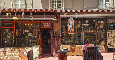 Vintage and antique shops in Cihangir, Istanbul, Türkiye, July 10, 2024. (Shutterstock Photo)