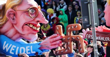 A carnival float depicting co-leader of the far-right Alternative for Germany (AfD) Alice Weidel takes part in the traditional &quot;Rosenmontag&quot; Rose Monday carnival parade, Duesseldorf, Germany, March 3, 2025. (Reuters Photo)
