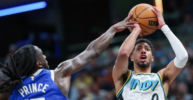 Indiana Pacers&#039; Tyrese Haliburton shoots against Milwaukee Bucks&#039; Taurean Prince during the second half at Gainbridge Fieldhouse, Indianapolis, U.S., March 11, 2025. (AFP Photo)