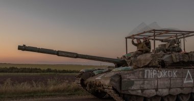 Ukrainian servicemen operate a tank on a road near the border with Russia, in the Sumy region of Ukraine, Aug. 14, 2024. (AFP File Photo)