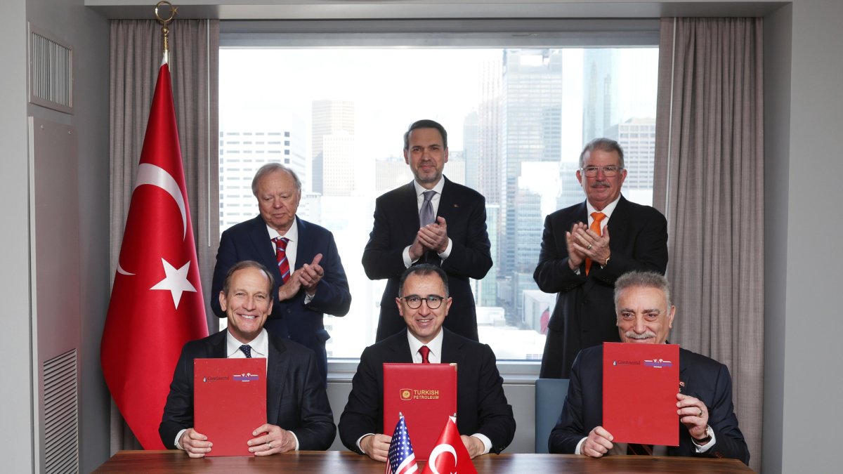Energy and Natural Resources Minister Alparslan Bayraktar (2nd row C) and officials of the Turkish Petroleum Corporation (TPAO), TransAtlantic Petroleum and Continental Resources sign a joint venture agreement, Houston, U.S.,  March 12, 2025. (AA Photo)