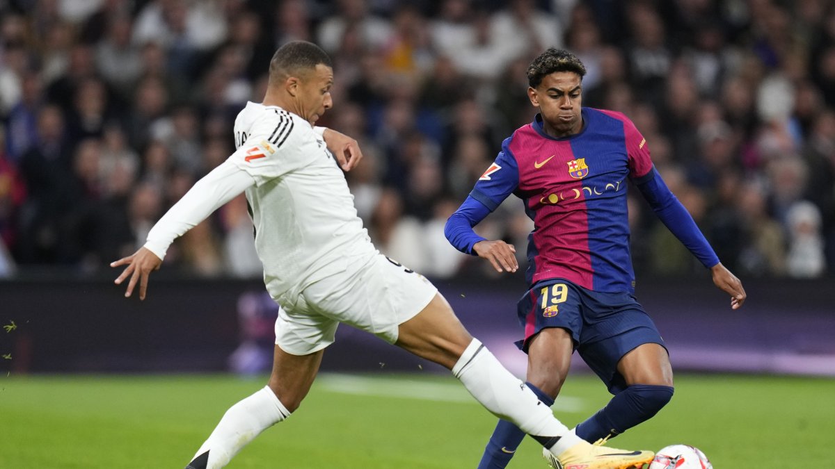 Real Madrid&#039;s Kylian Mbappe (L) challenges Barcelona&#039;s Lamine Yamal during a La Liga match at the Bernabeu stadium, Madrid, Spain, Oct. 26, 2024. (AP Photo)