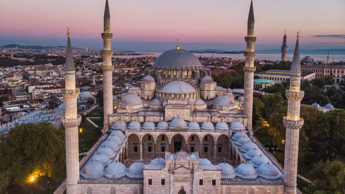 Süleymaniye Mosque is an Ottoman mosque in Istanbul, Türkiye. (Shutterstock Photo)