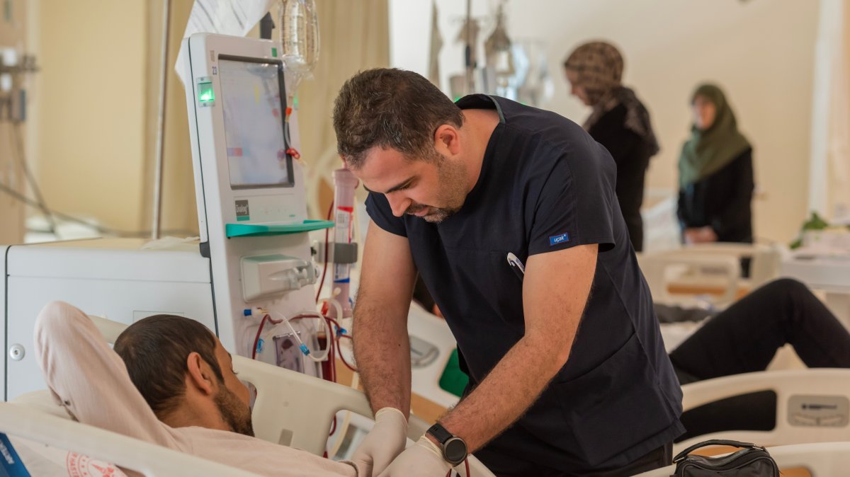 A patient undergoes dialysis treatment at a health care center in Türkiye, June 30, 2024. (Shutterstock Photo)