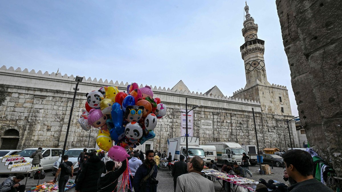 A Syrian man sell balloons in Al-Hamidiyah market next to the Umayyad Mosque in Damascus, Syria, March 3, 2025. (AFP Photo)