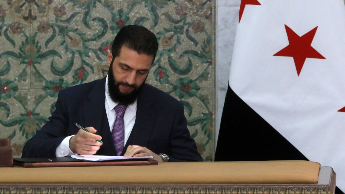 Syria&#039;s interim President Ahmad al-Sharaa signs the country&#039;s constitutional declaration in Damascus, Syria, March 13, 2025. (AFP Photo)