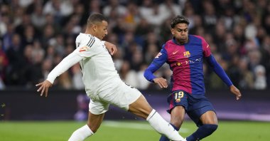Real Madrid&#039;s Kylian Mbappe (L) challenges Barcelona&#039;s Lamine Yamal during a La Liga match at the Bernabeu stadium, Madrid, Spain, Oct. 26, 2024. (AP Photo)