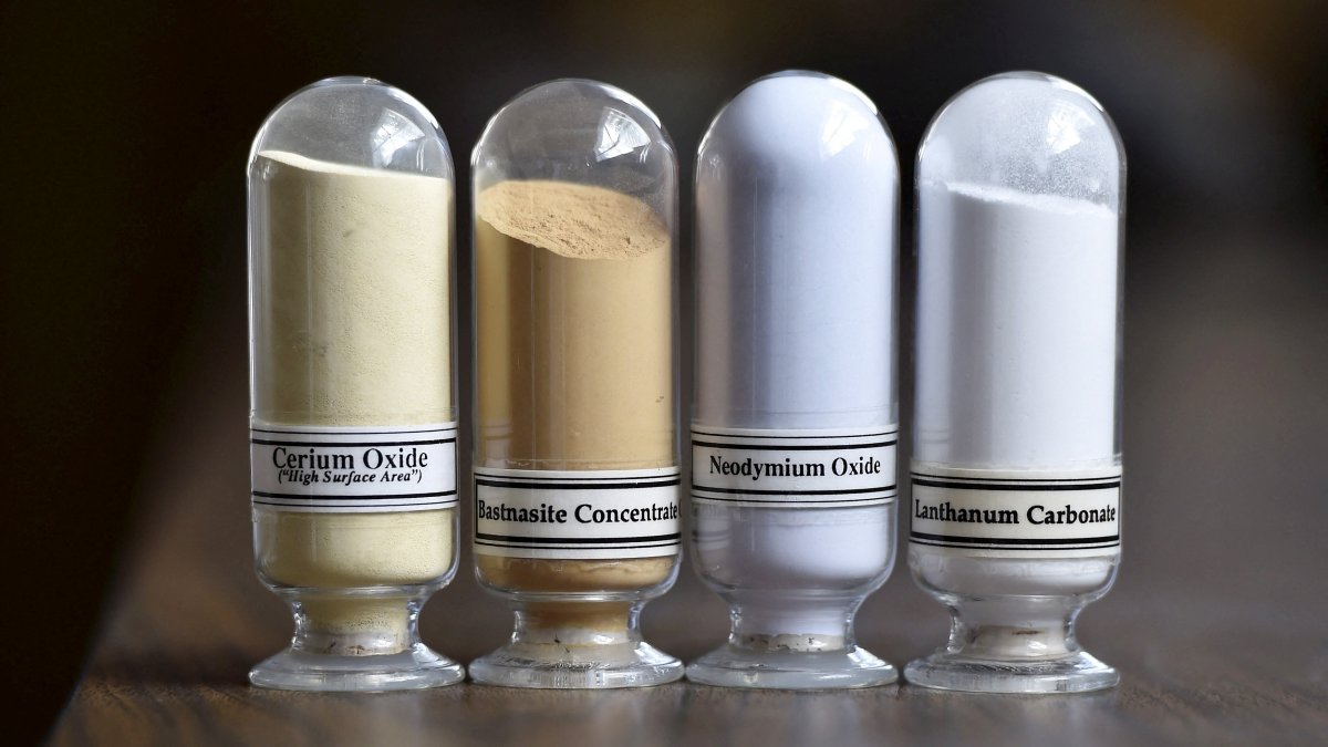 Samples of the rare earth minerals Cerium oxide, Bastnasite, Neodymium oxide and Lanthanum carbonate are on display during a tour of Molycorp&#039;s Mountain Pass Rare Earth facility, Mountain Pass, California, U.S. June 29, 2015. (Reuters Photo)