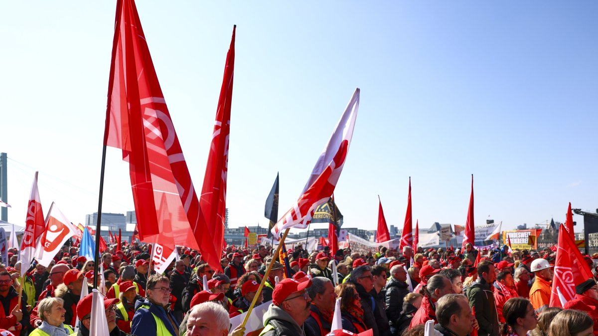 People wave flags and banners as they gather a rally organized by the IG Metall trade union in Cologne, Germany, March 15, 2025. (EPA Photo)