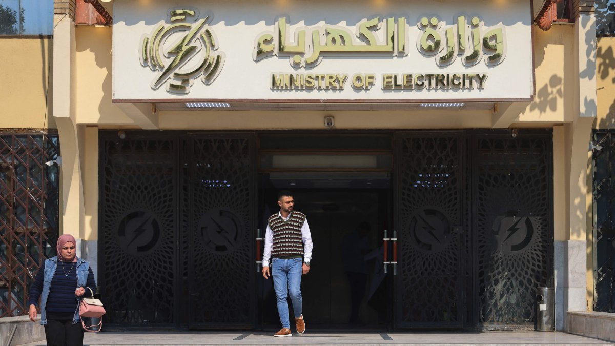 Iraqi employees exit the gates of the Ministry of Electricity building in Baghdad, Iraq, March 12, 2025. (AFP Photo)