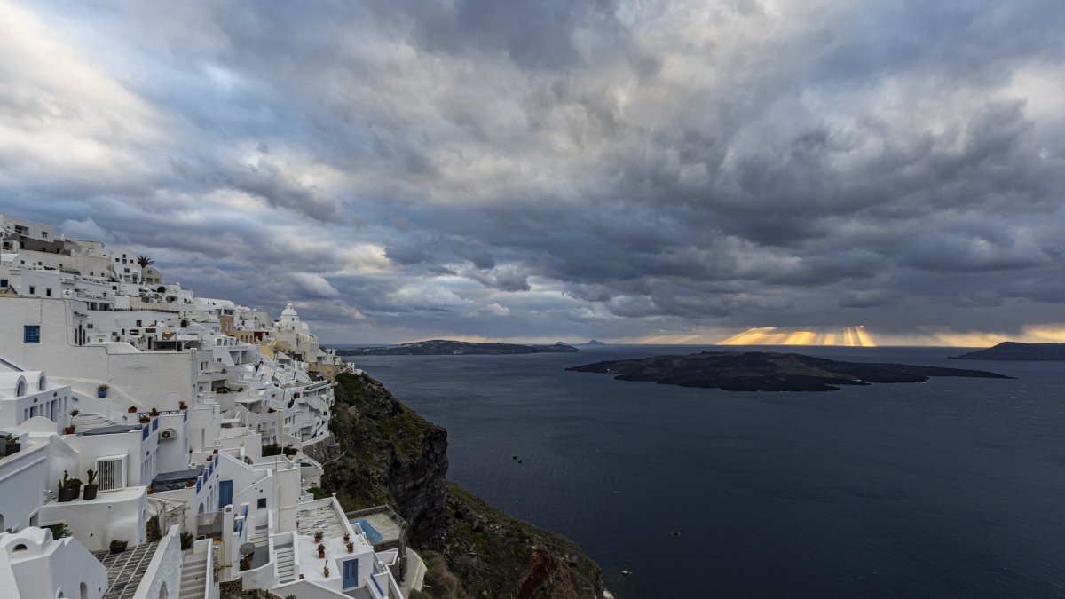 Recent quakes at Greece’s Santorini push tourists to Türkiye