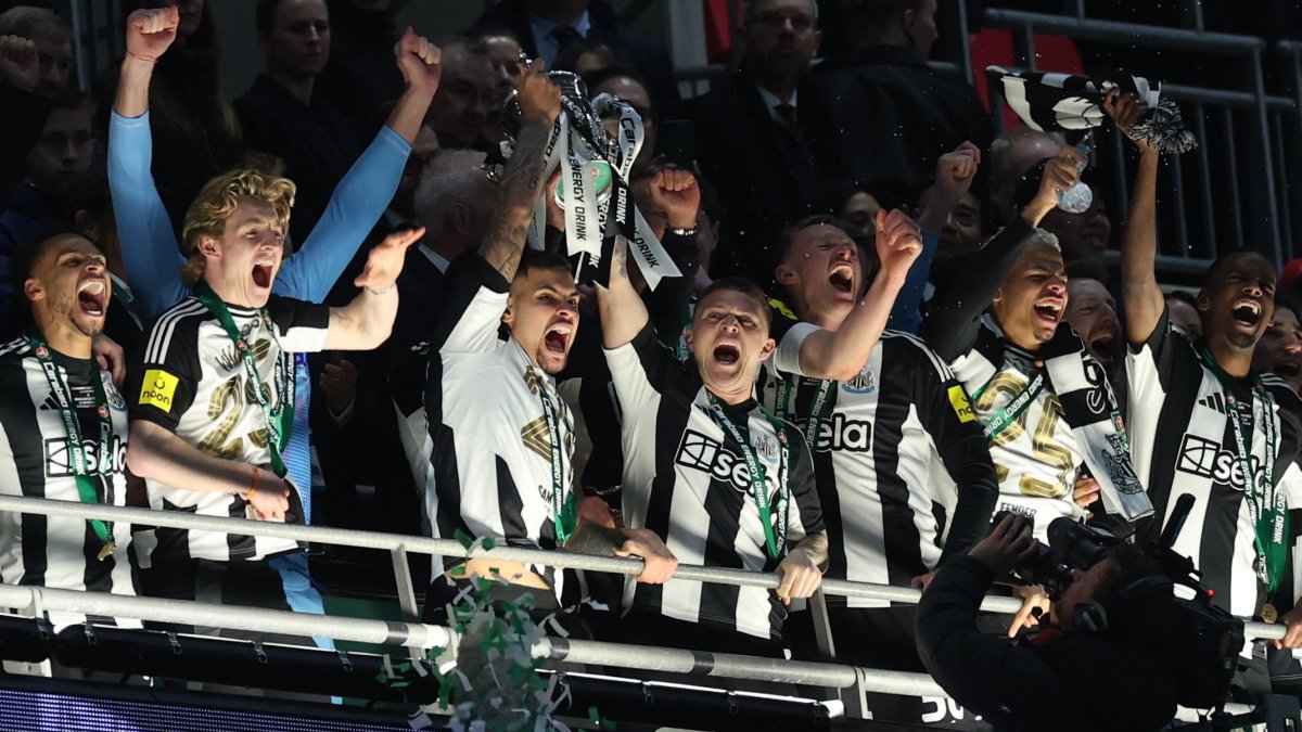 Newcastle United players celebrate with the English League Cup trophy after a win over Liverpool at Wembley Stadium, London, U.K., March 16, 2025. (Reuters Photo)