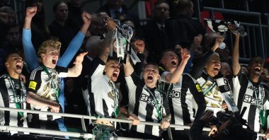 Newcastle United players celebrate with the English League Cup trophy after a win over Liverpool at Wembley Stadium, London, U.K., March 16, 2025. (Reuters Photo)