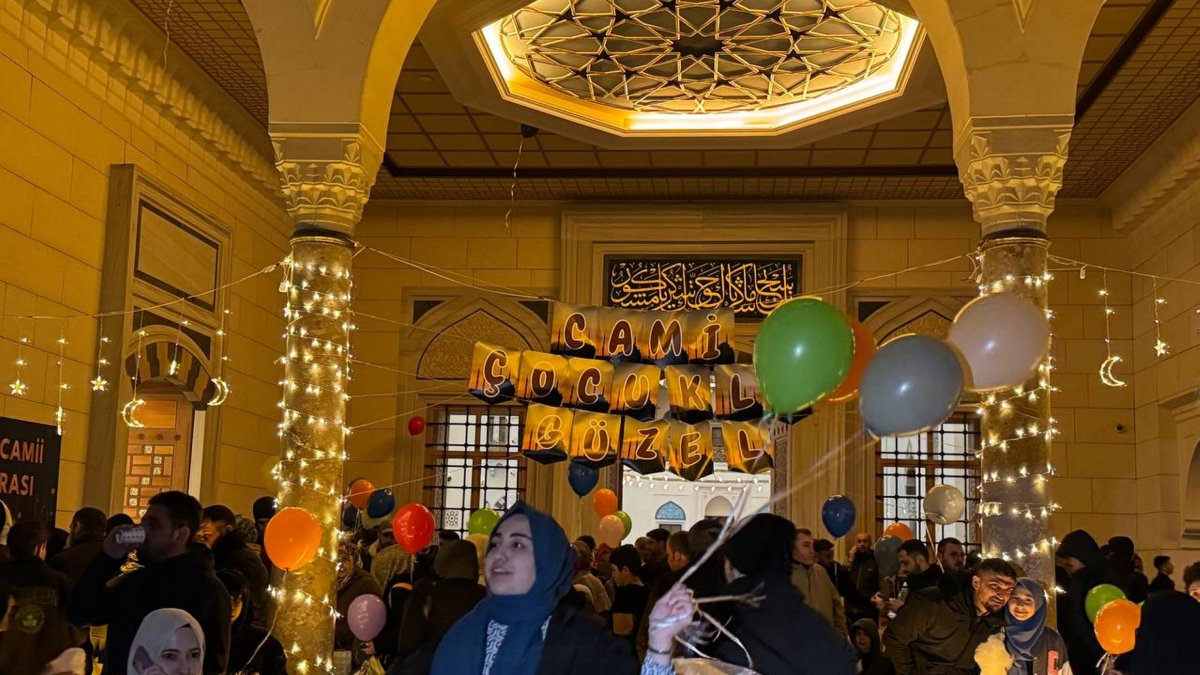Children greeted with balloons and gifts after the first Tarawih prayer at Büyük Çamlıca Mosque, Istanbul, Türkiye, Feb. 28, 2025. (AA Photo)