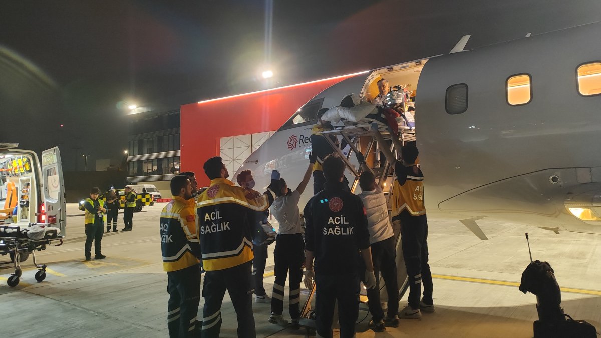 Turkish emergency workers recieve a victim of the North Macedonia club blaze in Istanbul, Türkiye, March 16, 2025. (DHA Photo)