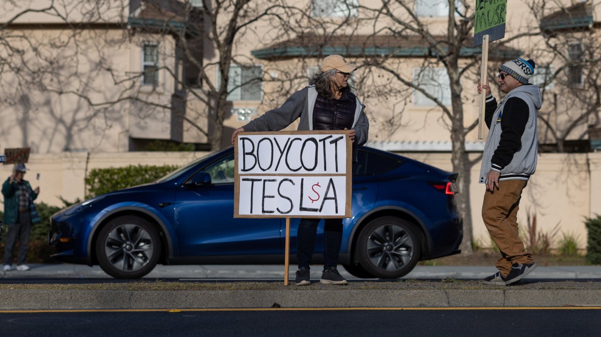 Residents protest against Elon Musk&#039;s role at U.S. President Donald Trump&#039;s administration, outside of a Tesla dealership, Palo Alto, California, U.S., March 5, 2025. (Reuters Photo)