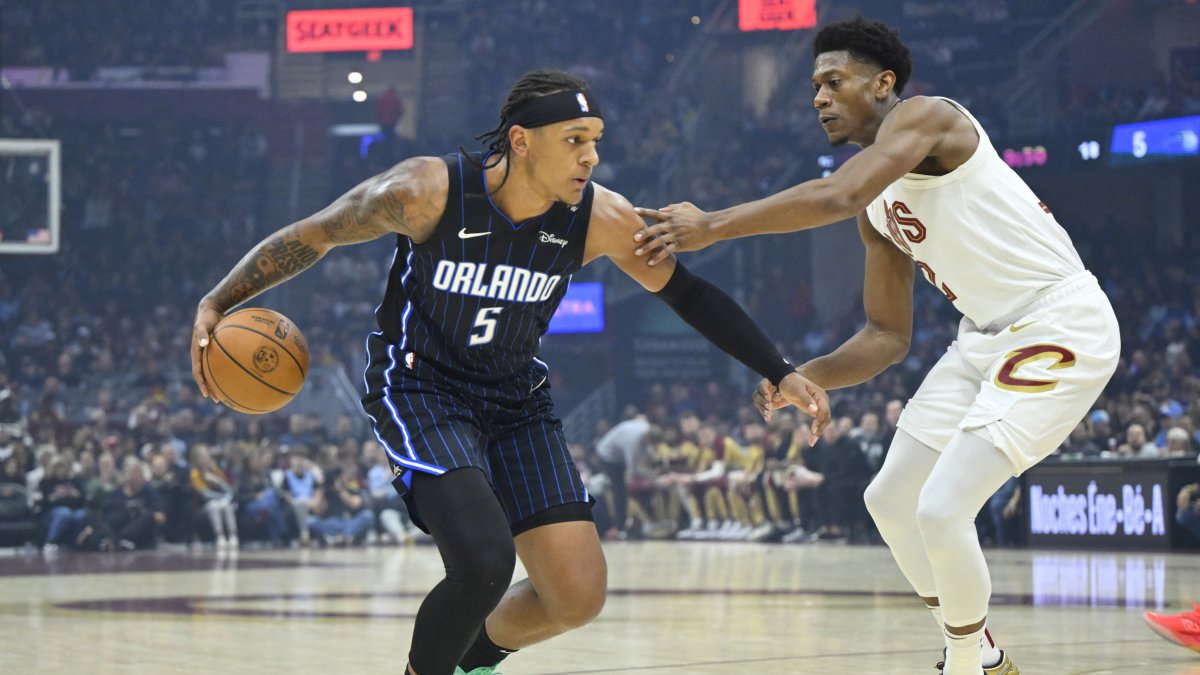 Magic forward Paolo Banchero (L) dribbles beside Cavaliers forward De&#039;Andre Hunter in an NBA game, Cleveland, Ohio, U.S., Mar 16, 2025. (Reuters Photo)