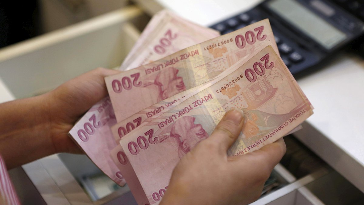 A money changer counts Turkish lira bills at a currency exchange office in central Istanbul, Türkiye, Aug. 21, 2015. (Reuters Photo)