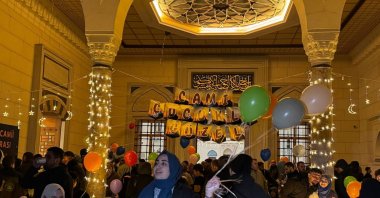 Children greeted with balloons and gifts after the first Tarawih prayer at Büyük Çamlıca Mosque, Istanbul, Türkiye, Feb. 28, 2025. (AA Photo)