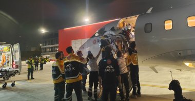 Turkish emergency workers recieve a victim of the North Macedonia club blaze in Istanbul, Türkiye, March 16, 2025. (DHA Photo)