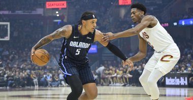 Magic forward Paolo Banchero (L) dribbles beside Cavaliers forward De&#039;Andre Hunter in an NBA game, Cleveland, Ohio, U.S., Mar 16, 2025. (Reuters Photo)