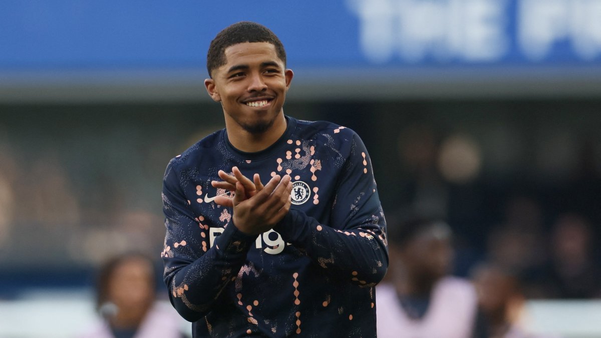 Chelsea&#039;s Wesley Fofana applauds fans after the Premier League match against Leicester City at the Stamford Bridge, London, U.K., March 9, 2025. (Reuters Photo)