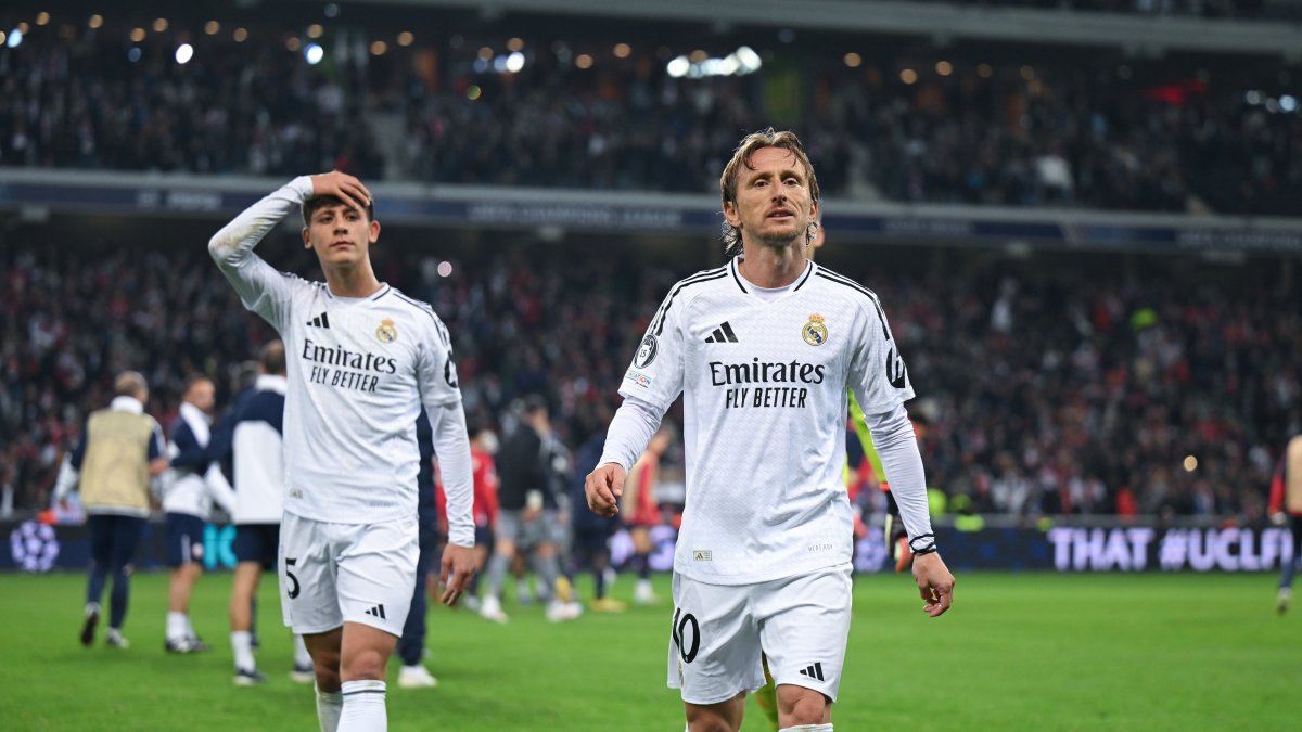 Real Madrid&#039;s Luca Modric (R) and Arda Guler leave the pitch dejected at full time during the UEFA Champions League League Phase match against Lille at Stade Pierre Mauroy, Lille, France, Oct. 2, 2024. (Getty Images Photo)