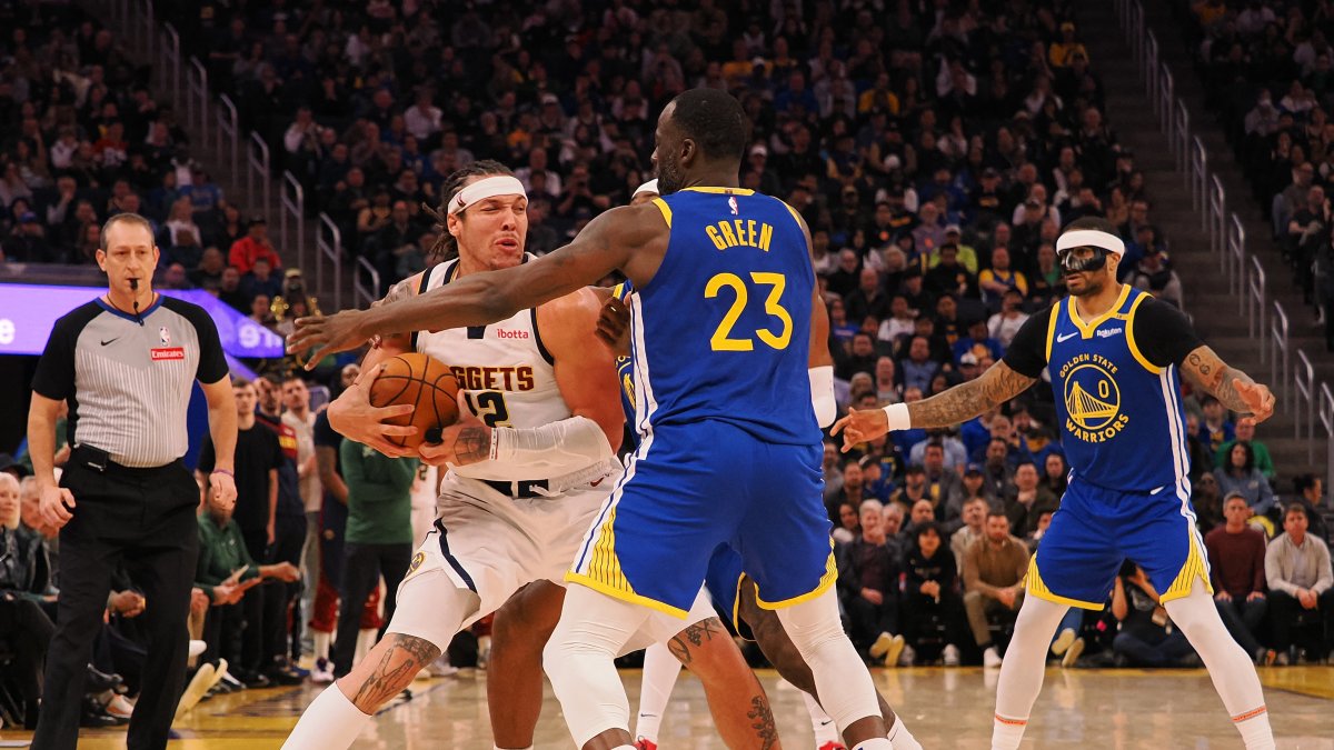 Denver Nuggets&#039; Aaron Gordon (L) controls the ball against Golden State Warriors&#039; Draymond Green during the fourth quarter at Chase Center, San Francisco, U.S., March 17, 2025. (Reuters Photo)