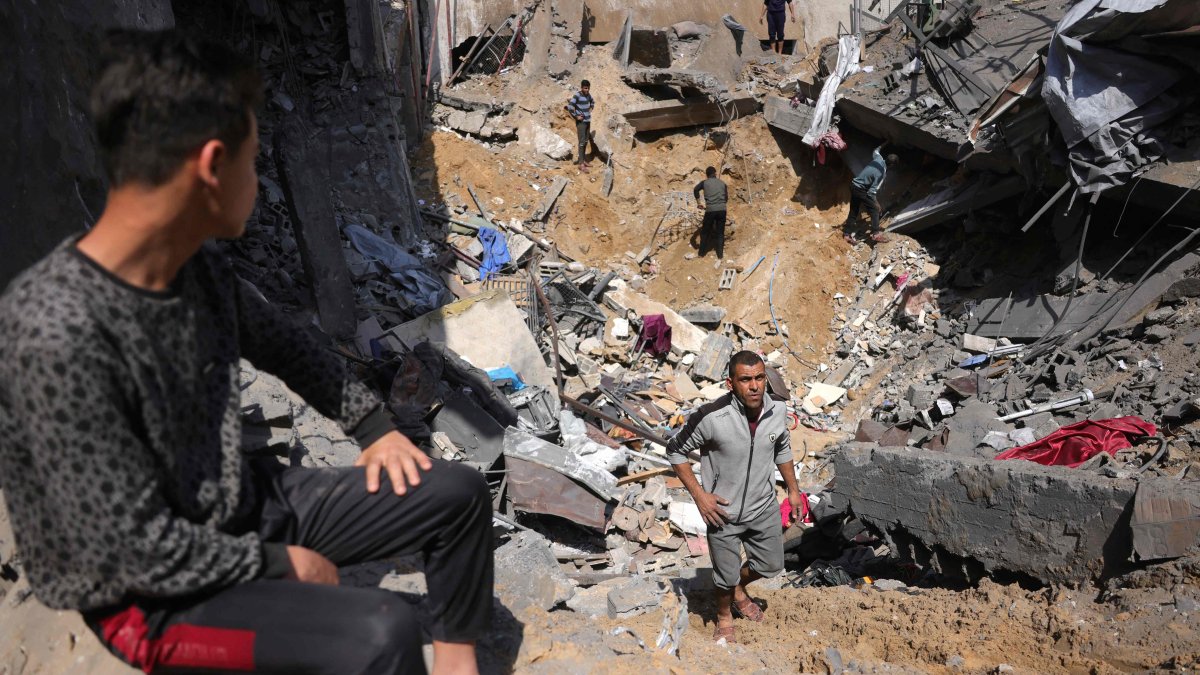 People search for survivors in the rubble of a building destroyed in an Israeli strike in Jabalia, in the northern Gaza Strip, March 18, 2025. (AFP Photo)