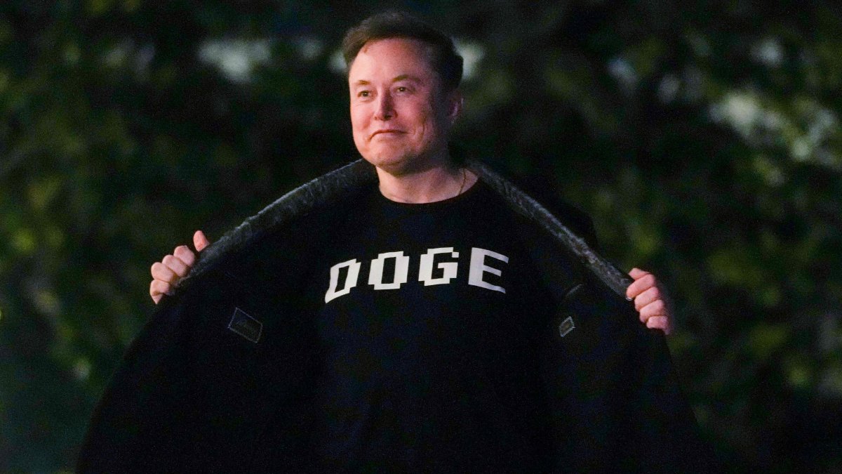Elon Musk shows off a shirt that says &quot;DOGE&quot; as he walks on after stepping off Marine One upon arrival to the White House in Washington, DC, U.S., March 9, 2025. (AFP Photo)